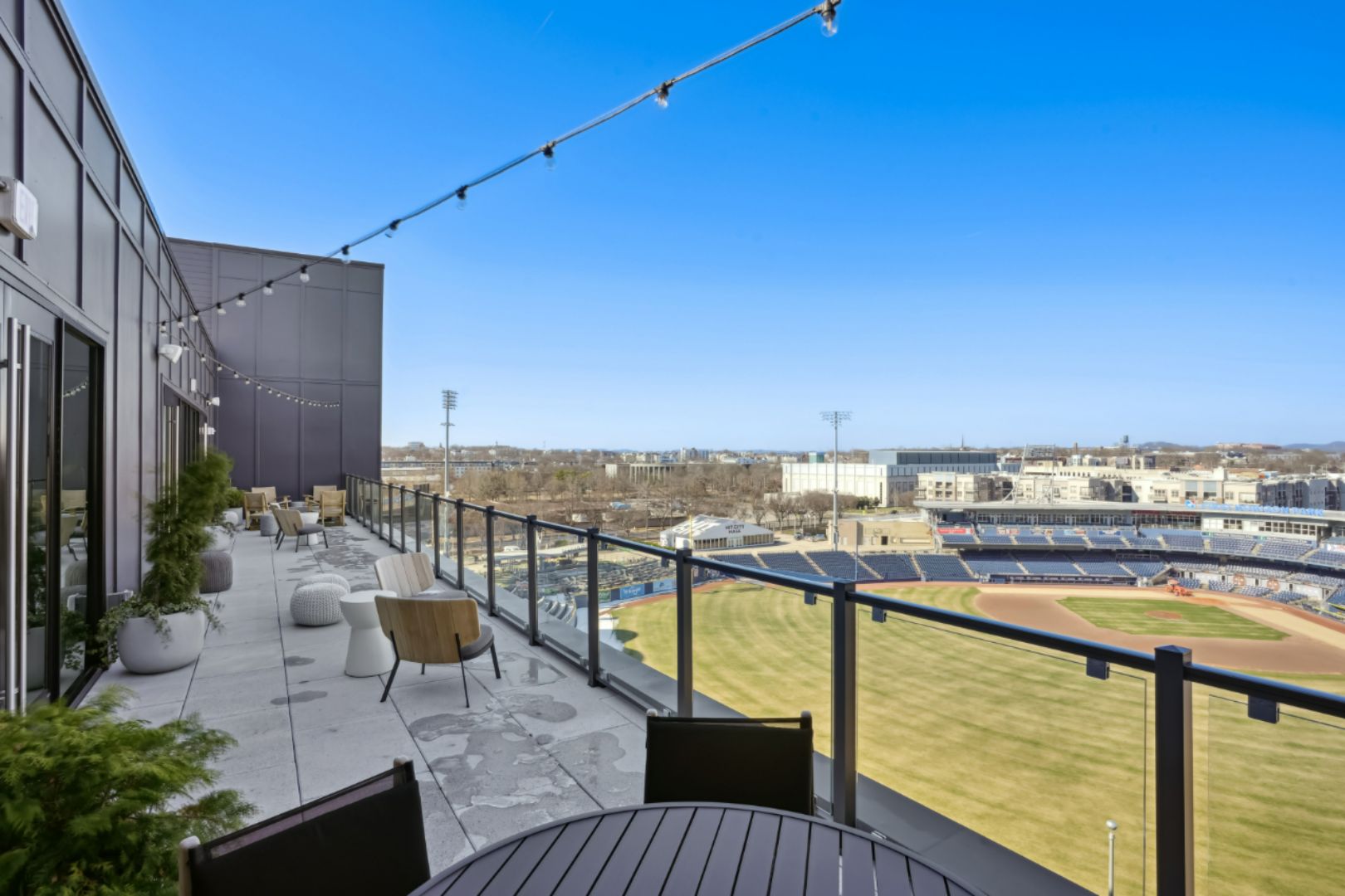 Starling_LuxuryApartmentCommunity_OutdoorDeck_NashvilleTN