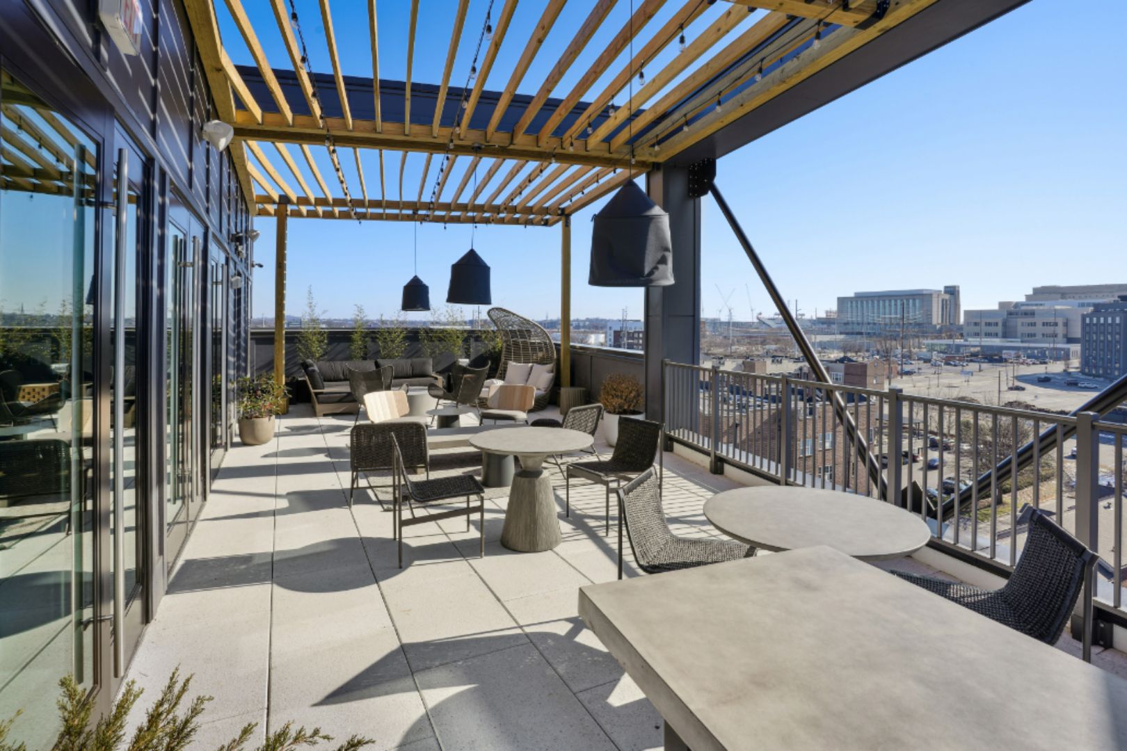 Starling_LuxuryApartmentCommunity_OutdoorDeck_NashvilleTN