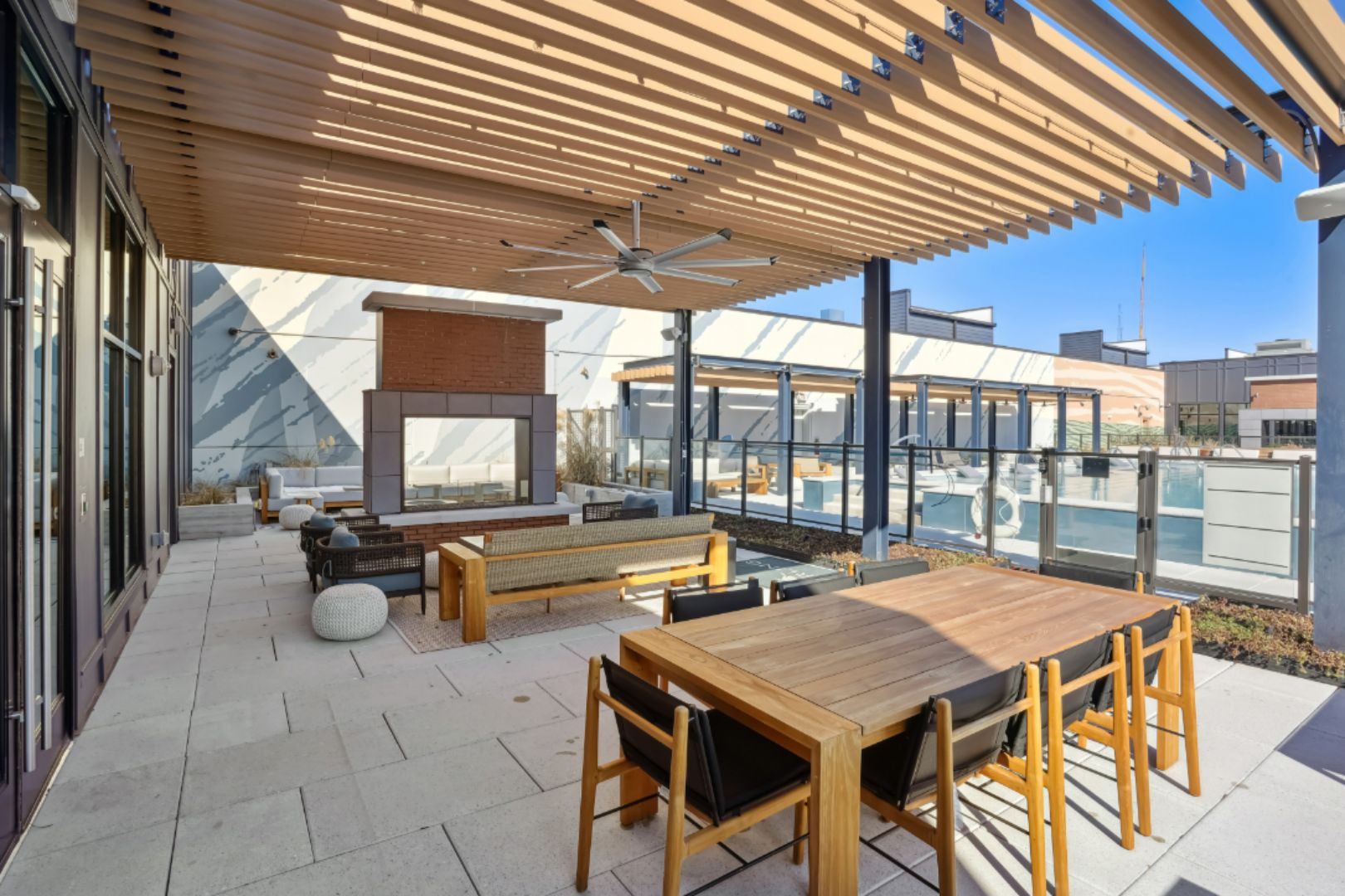 Starling_LuxuryApartmentCommunity_PoolDeck_NashvilleTN