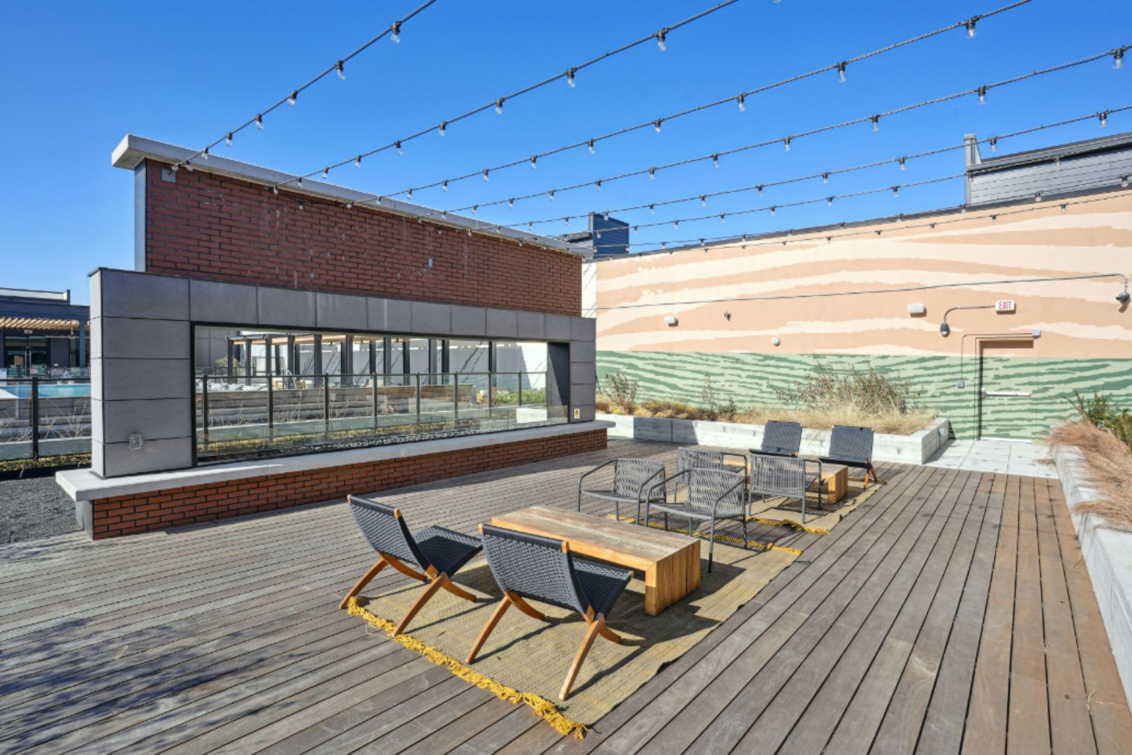 Starling_LuxuryApartmentCommunity_PoolDeck_NashvilleTN