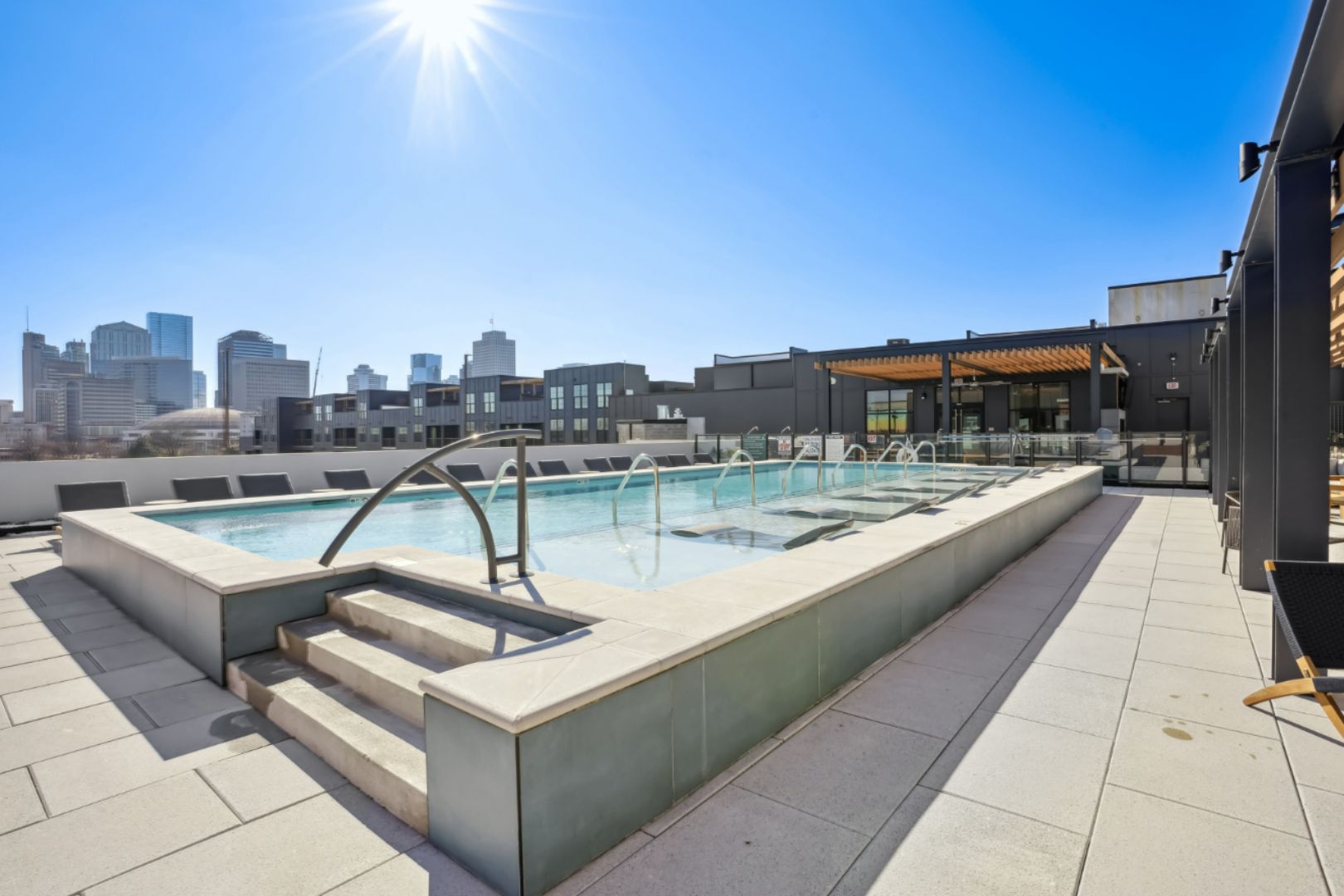 Starling_LuxuryApartmentCommunity_Pool_NashvilleTN