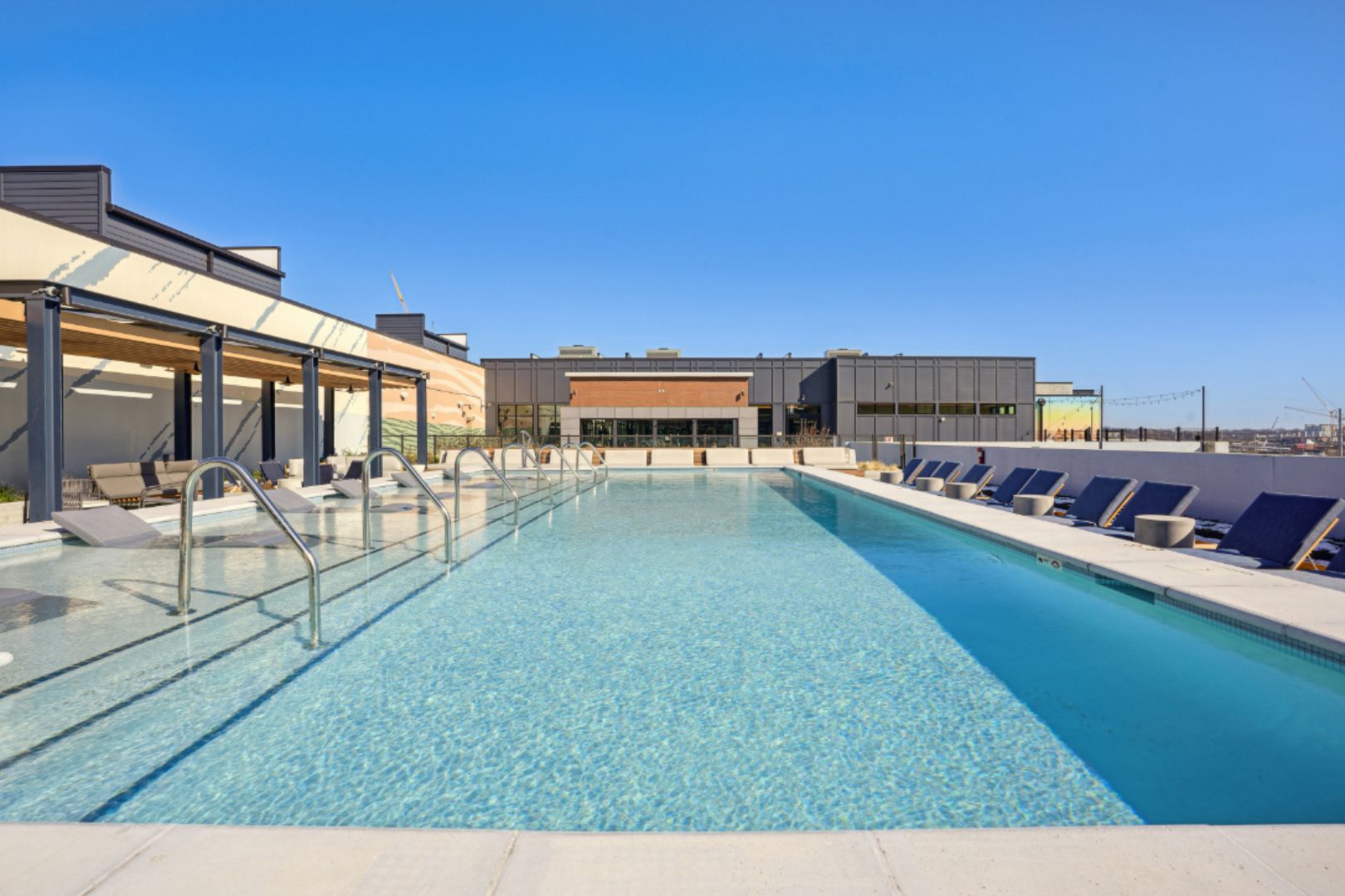 Starling_LuxuryApartmentCommunity_Pool_NashvilleTN